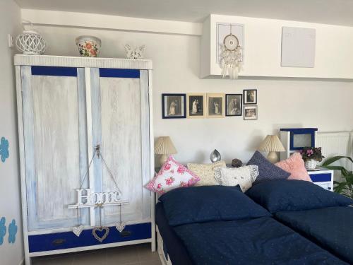 uma sala de estar com um sofá azul e uma janela em Apartmán Michaela em Turnov