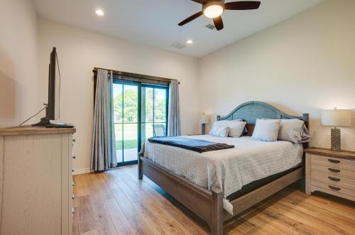 um quarto com uma cama e uma ventoinha de tecto em Texas Retreat with Charcoal Grill and Boat Ramp Access em Blanchard