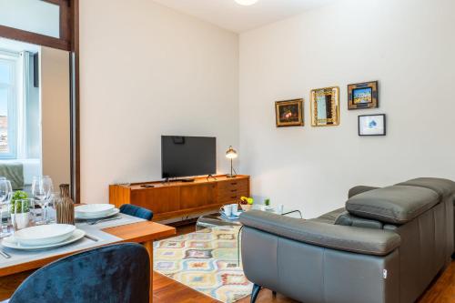 un salon avec un canapé et une table dans l'établissement Stylish 1-Bedroom Apartment Near Beaches & Croisette, à Cannes