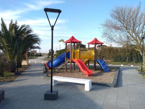 parco giochi con scivolo di Cabañas Los Mirlos Mar de Cobo a Mar de Cobo