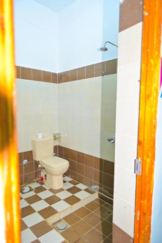 een badkamer met een toilet en een geruite vloer bij شقة للايجار in Aswan