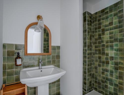een badkamer met een wastafel en een spiegel bij NOCNOC - Le Ceramica - Le calme en ville, T3 très fonctionnel in Montpellier