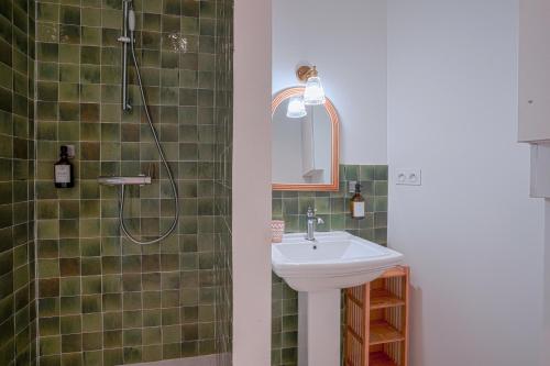 a bathroom with a sink and a shower at NOCNOC - Le Lume - Atypique T4 avec balcon en ville, au calme in Montpellier