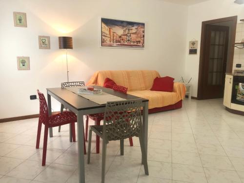 ein Wohnzimmer mit einem Tisch, Stühlen und einem Sofa in der Unterkunft Residenza Borghetto sul Reno in Castel Maggiore
