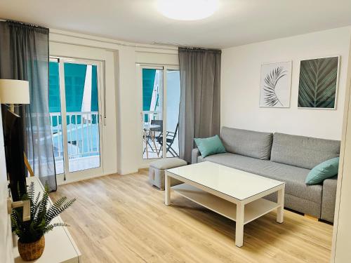 salon z kanapą i stołem w obiekcie Welcome & Bienvenido a Santa Pola Apartamento a 30 metros de la Gran Playa w mieście Santa Pola