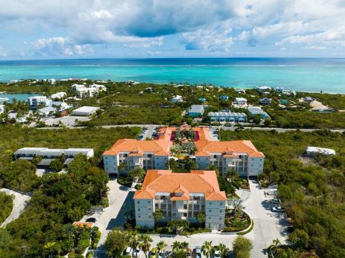 una vista aerea di un resort vicino all'oceano di The Cottonwood House - Beach Villa a Providenciales
