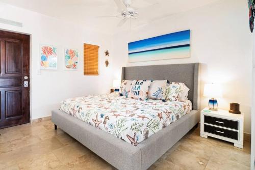 1 dormitorio con 1 cama y 1 mesa con mesita de noche en The Cottonwood House - Beach Villa en Providenciales