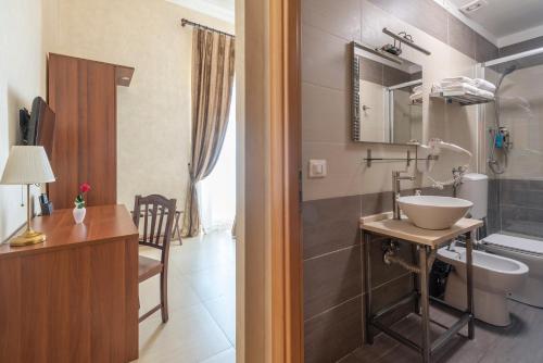ローマにあるJoyful Guest Houseのバスルーム(洗面台、トイレ、鏡付)