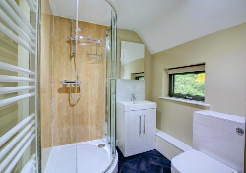 Keepers Cottage في Panxworth: حمام مع دش ومرحاض ومغسلة