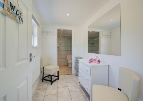 y baño con tocador blanco y lavabo. en Laburnum House en Kings Lynn