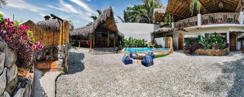 un patio trasero de una casa con piscina en Tres Palmas en Montañita