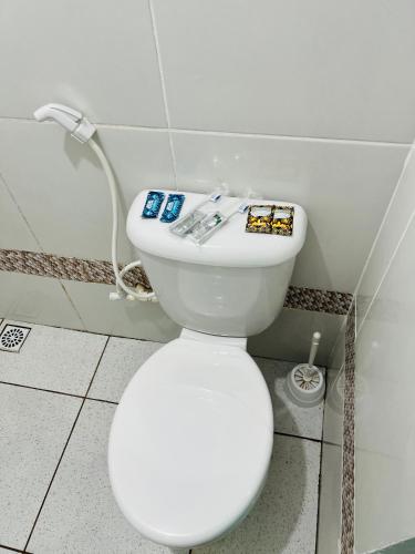 a bathroom with a white toilet in a room at La casita Verde in Beberibe