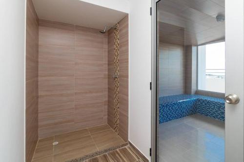 ein Bad mit einer Dusche und einer Badewanne in der Unterkunft Confortable Apartaestudio - Club House Armenia in Armenia