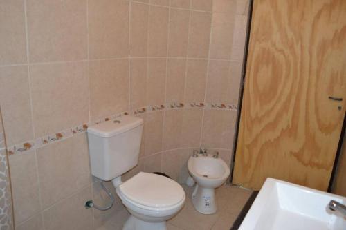 een badkamer met een toilet en een wastafel bij Casa con pileta in Santiago del Estero