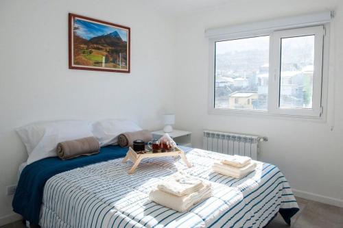 um quarto com uma cama com uma mesa em Gente del Sur - 25 de mayo em Ushuaia