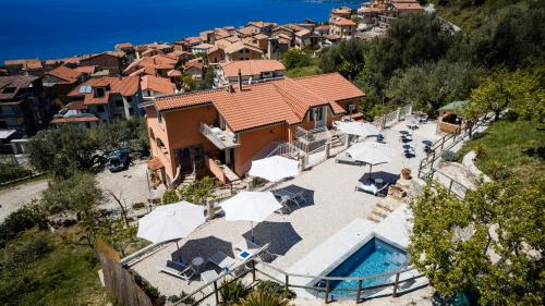 una vista aérea de una casa con piscina en Villa Santa Sofia, en Ascea