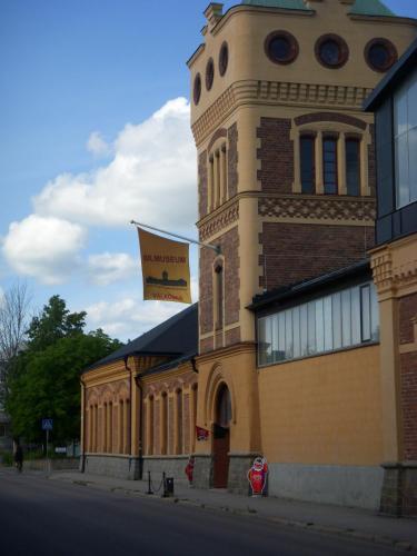 a building with a flag on the side of it at Vandrarhem Köping in Köping