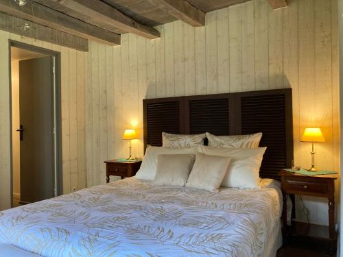 Passage du 8 في Saint-Bonnet-de-Rochefort: غرفة نوم بسرير كبير مع وجود مصباحين على الطاولات