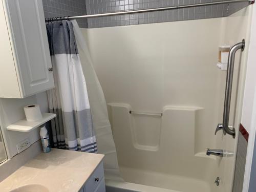 Ένα μπάνιο στο Briar Creek Rd bnb