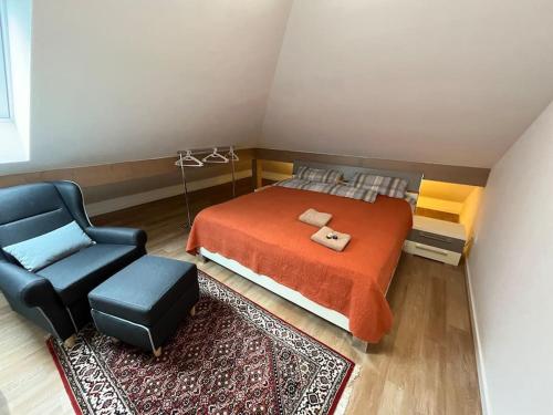 - une petite chambre avec un lit et une chaise dans l'établissement Ferienwohnung in Minden, à Minden
