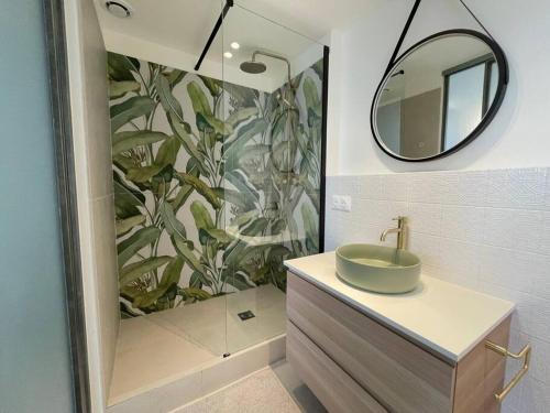 une salle de bain avec un lavabo et un miroir dans l'établissement CozyStudioParis-Montmartre-Opera, à Paris