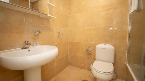 een badkamer met een toilet, een wastafel en een douche bij Marina Duquesa 544 in Manilva