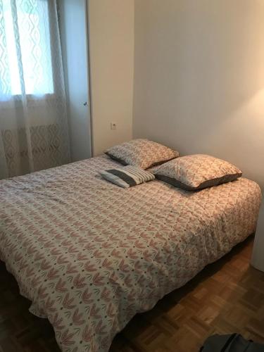 une chambre avec un lit avec deux oreillers dessus dans l'établissement vue cap canaille et proche centre, à Cassis