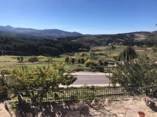 Blick auf einen Parkplatz mit Bäumen und Bergen in der Unterkunft Los Rosales de Gredos in Hoyos del Espino