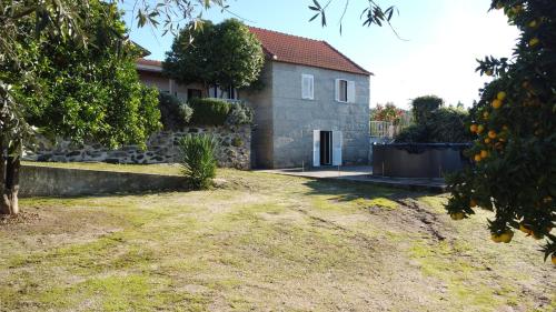 a house with a yard in front of it at Casa do Viso in Oliveira do Hospital