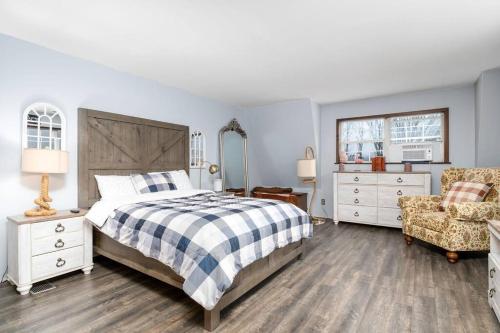 a bedroom with a bed and two dressers and a chair at Breathtaking views. Hot tub. Huge Deck. Fast Wifi in Andes