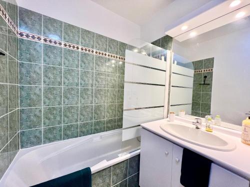 une salle de bain avec une baignoire, un lavabo et une douche dans l'établissement Appartement cosy à Toulouse, à Toulouse