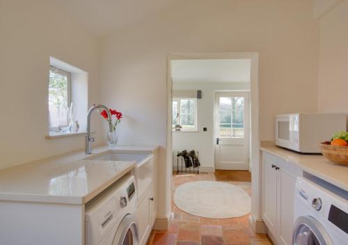 uma cozinha com um lavatório e um micro-ondas em Manor Farm em Brampton