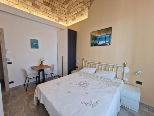 una camera con un grande letto e un tavolo di B&b SIRENA DI FRANCAVILLA AL MARE a Francavilla al Mare