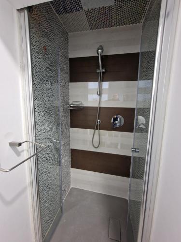 bagno con doccia e porta in vetro di B&b SIRENA DI FRANCAVILLA AL MARE a Francavilla al Mare