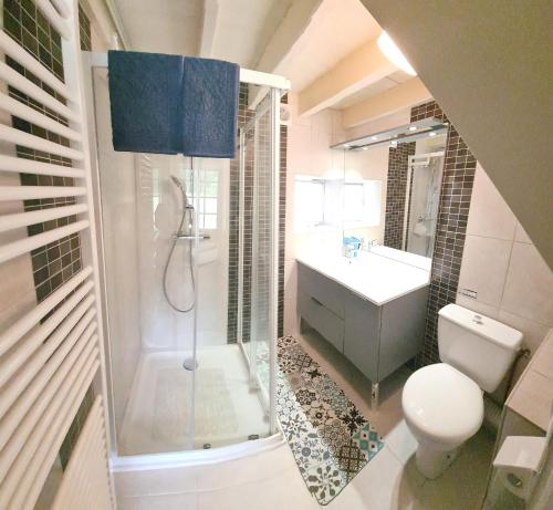 Koupelna v ubytování Villa de 3 chambres avec piscine privee jardin amenage et wifi a Limeyrat