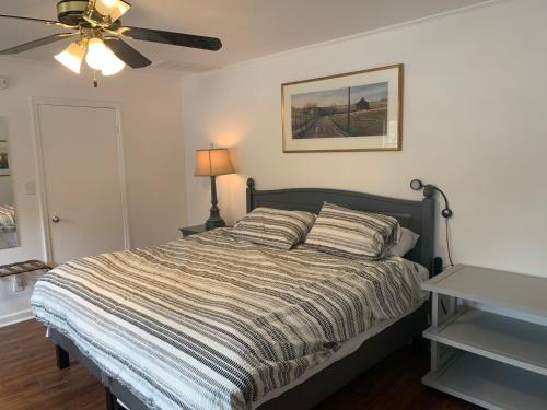 una camera con letto e ventilatore a soffitto di Briar Creek Rd bnb a Charlotte