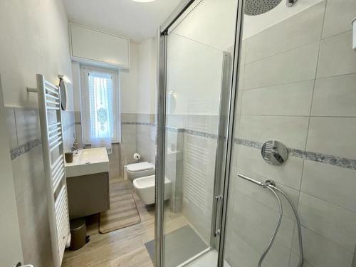 La salle de bains est pourvue d'une douche, de toilettes et d'un lavabo. dans l'établissement Casa Tulipano, à Levanto