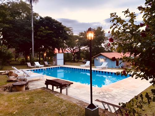 um poste de luz ao lado de uma piscina em KAROBÉ Posada Boutique em San Bernardino