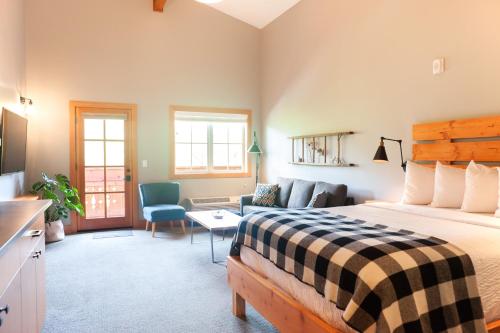 1 dormitorio con 1 cama y 1 sofá en The Suites on Main en Leavenworth