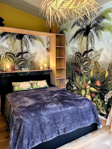 - une chambre avec un lit orné d'une fresque murale représentant des plantes dans l'établissement Copacabana TINY HOUSE studio terrasse jardin, à Saint-Aignan-Grand-Lieu