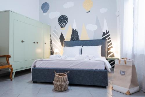 um quarto com uma cama com uma cabeceira azul em Aneseas Syros em Hermópolis
