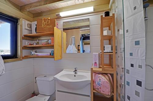 La petite salle de bains est pourvue d'un lavabo et de toilettes. dans l'établissement Portugals Infinity - Fantástica casa de campo com vista de mar, à Tavira