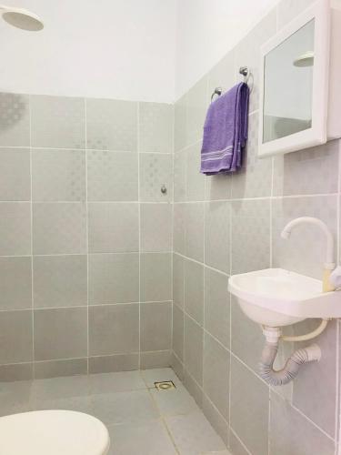 a bathroom with a sink and a toilet at La casita lilás in Beberibe