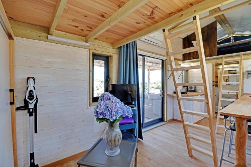 een tiny house met een trap en een vaas met bloemen bij Portugals Infinity - Fantástica casa de campo com vista de mar in Tavira