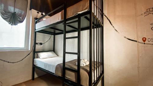 czarne łóżko piętrowe w pokoju w obiekcie Magic Point w Kruče