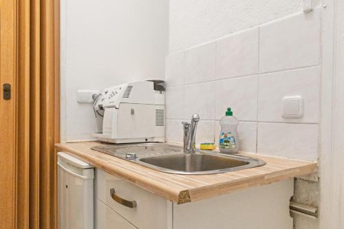 un bancone della cucina con lavandino e macchinetta del caffè di Vibrant 1BR - Ideal Long Stay Accommodation a Vienna
