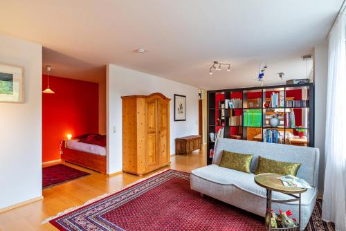 uma sala de estar com um sofá e um quarto em Ferienwohnung Fasse em Bühlertal