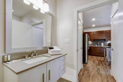 Køkken eller tekøkken på Experience Downtown Studio Near River Walk