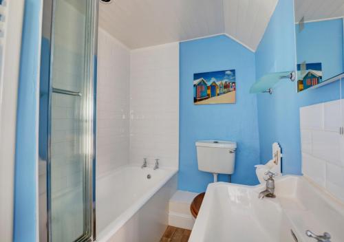 La salle de bains est pourvue d'une baignoire, de toilettes et d'un lavabo. dans l'établissement Owl Cottage, à Little Walsingham