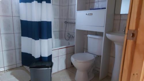 uma casa de banho com um WC, um lavatório e um chuveiro em Cabañas Reflejo de Luna em Castro